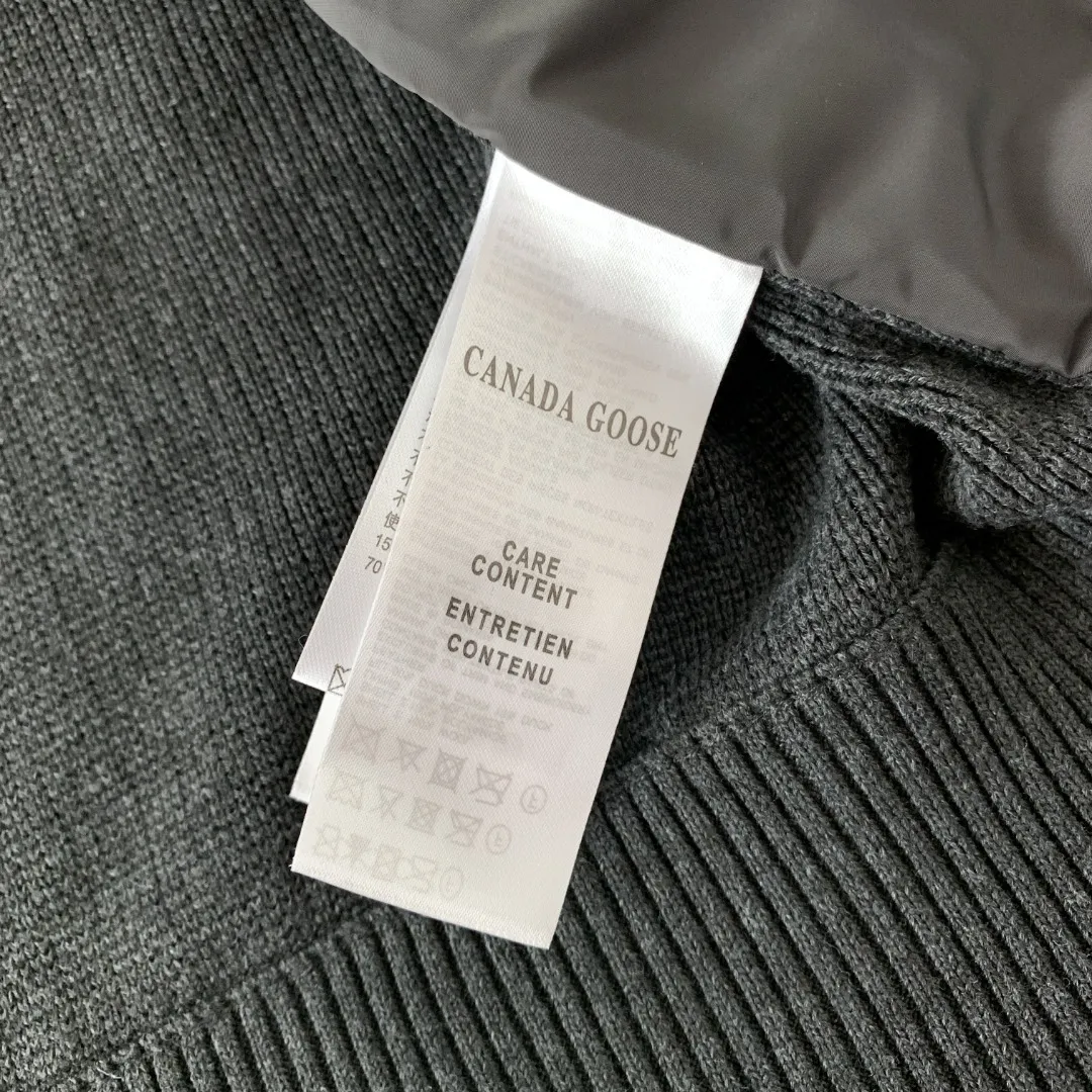 Style number: Y 🇨🇦Canada Goose "Canada Goose" 🇨🇦E 6829 y Bridge® men's knitted vest. The Hy Bridge® Knit Vest is the new arrival in our Hy Bridge® Knit Series, lightweight and warm. It can be worn as a jacket over a T-shirt or as an inner layer under another jacket for extra warmth without being bulky. Through Thermal Mapping® technology, down-filled thermal insulation panels are added to areas that need thermal insulation, and Breathable weaving technology is used to enhance breathability in areas that are prone to stuffiness. Color: Black red label Gray red label Dark Blue color red label Black black label Gray black label Size: XS S M L XL XXL